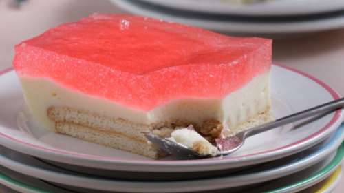 Κλασικό γλυκό ψυγείου με ζελέ, κρέμα και μπισκότα - Η μαμαδίστικη συνταγή που θα σας ξετρελάνει