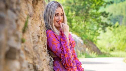 Ιωάννα Παλιοσπύρου: Νέες καλοκαιρινές φωτογραφίες - Τρώει παγωτό και δείχνει τα εγκαύματα στο χέρι της [Εικόνες]