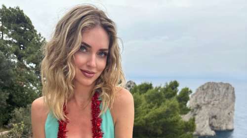 Κιάρα Φεράνι: Ποζάρει στο κοσμοπολίτικο Κάπρι με φόρεμα της Σίλιας Κριθαριώτη - Το βαθύ ντεκολτέ και η ολόγυμνη πλάτη