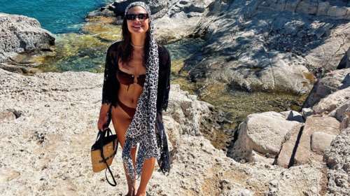 Με ένα καφέ μπικίνι η Δανάη Παππά στην Κίμωλο χωρίς ίχνος μακιγιάζ [εικόνες]