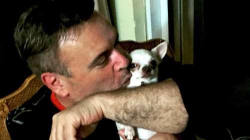 Μανώλης Λιδάκης: Οταν είχε μπει στη φωτιά για να σώσει τον σκύλο του από το φλεγόμενο αυτοκίνητό του