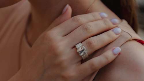 Λάρισα: Πυροσβέστες πήγαν στο... νοσοκομείο και έσωσαν το δάχτυλο νεαρής κοπέλας από κολλημένη βέρα