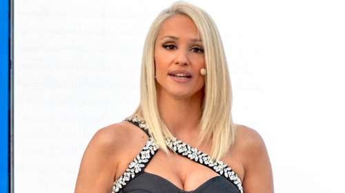 Κατερίνα Παναγοπούλου: Εντυπωσιακή με μαύρο bandage dress με ασύμμετρες τιράντες- Οι πόζες με τον Δημήτρη Γιαννακόπουλο