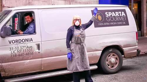 Η Μαρία Λόη μοιράζει γεύματα σε γιατρούς και νοσηλευτές στη Νέα Υόρκη