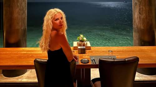 Ελένη Μενεγάκη: Με μαύρο φόρεμα κάτω από την πανσέληνο - Νέες φωτογραφίες από τις διακοπές της