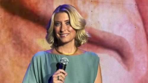 Σία Κοσιώνη: Η εντυπωσιακή εμφάνιση στο Καλλιμάρμαρο με grecian φόρεμα και χρυσό τσόκερ