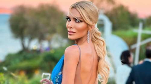 Καλεσμένη σε γάμο με υπέροχο look η Κατερίνα Καινούργιου: Το μπλε ρουά φόρεμα με τα κρυφά πετράδια