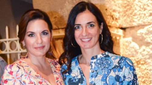 Όλγα Κεφαλογιάννη: Η εμφάνιση με την αδελφή της Χριστίνα - Το μίνι φλοράλ φόρεμα και οι εσπαντρίγιες