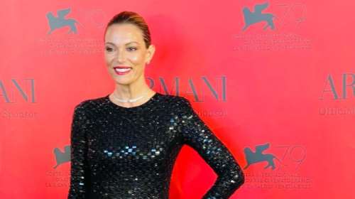 Σαν σταρ στη Βενετία η Βίκυ Καγιά: Απαστράπτουσα με Armami φόρεμα και στιλάτα φλατ γοβάκια - Το χλιδάτο dinner party σε ιστορικό ξενοδοχείο