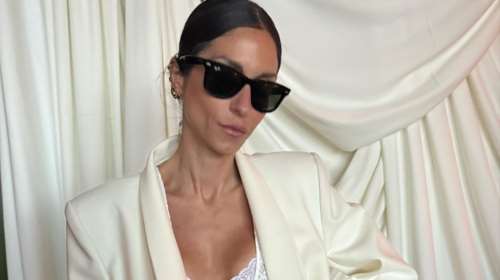 Σοφία Καρβέλα: Ποζάρει με το 90&#39;s μαγιό της στην πισίνα της Άννας Βίσση στην Κηφισιά