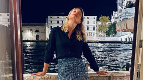 Less is more: Η Βίκυ Καγιά στη Βενετία με απίθανα minimal looks με Gucci loafers, τζιν και μπλέιζερ