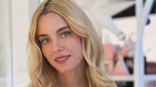 Δούκισσα Νομικού: Μια ελληνίδα στο Παρίσι με ριγέ Chanel μίνι φόρεμα που συνδύασε με σνίκερς