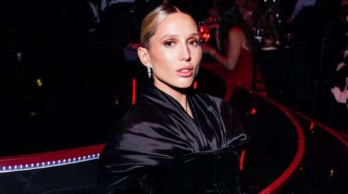 Μαρία Ολυμπία: Φόρεσε το πιο στιλάτο luxury 50&#39;s φόρεμα στα βραβεία μόδας - Μαύρο βελούδο με κορσέ