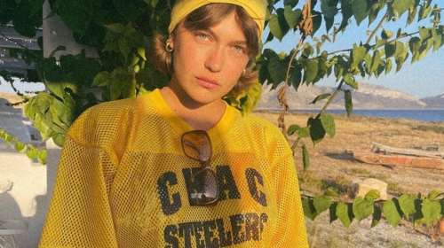 Κλέλια Ανδριολάτου: Αγνώριστη, με κατακόκκινα μακριά μαλλιά ποζάρει στους δρόμους της Αθήνας