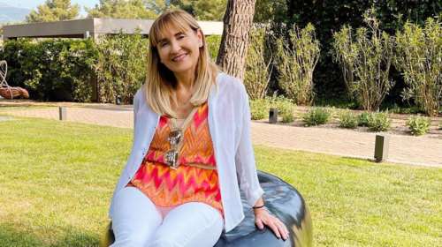 Μάρα Ζαχαρέα: Σικ στην αποφοίτηση του γιου της στο Λονδίνο - Με μίντι blue-black φόρεμα και πέδιλα [εικόνες]