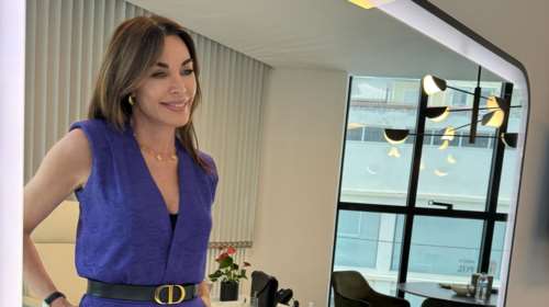 Η Τατιάνα Στεφανίδου ποζάρει μέσα στο minimal ασπρόμαυρο γραφείο της: Η Louis Vuitton ατζέντα που έδωσε χρώμα στον χώρο