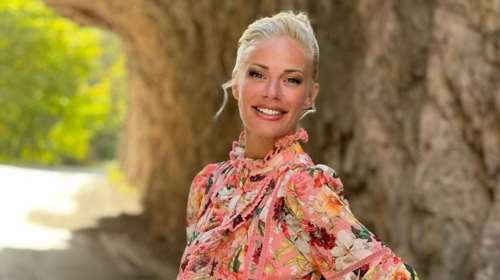 Ζέτα Μακρυπούλια: Το ονειρεμένο φλοράλ φόρεμα με φλοράλ και δαντέλα που φόρεσε στη βάφτιση του ανιψιού της