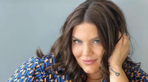 Η Δανάη Μπάρκα ποζάρει με μαύρα εσώρουχα στην κουζίνα του σπιτιού της και αποθεώνεται