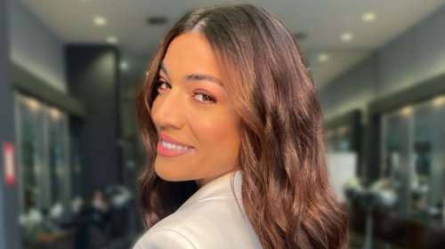 Η Ηβη Αδάμου με την κούκλα κόρη της - Περπατούν και της τραγουδά [βίντεο]