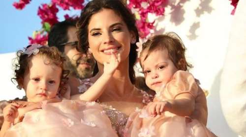 Χριστίνα Μπόμπα: Το εντυπωσιακό φόρεμα με τα σολέιγ που φόρεσε η μητέρα της στη βάφτιση των διδύμων