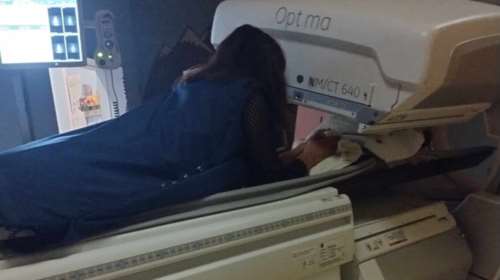 Συγκινεί ακτινολόγος του Παίδων - Μπήκε στον αξονικό τομογράφο μαζί με εγκαταλελειμμένο βρέφος [εικόνα]