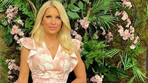 Η Ελένη Μενεγάκη στις διακοπές της, με τη μικρή Μαρίνα - Περπατούν πιασμένες χέρι-χέρι [εικόνα]