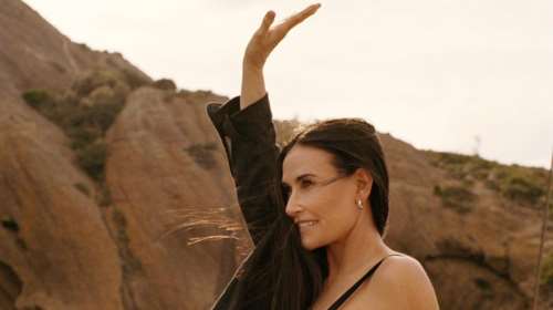 Ντέμι Μουρ: Η 59χρονη σταρ κάνει διακοπές στα ελληνικά νησιά - Οι φωτό με σέξι μπικίνι σε πολυτελές γιοτ