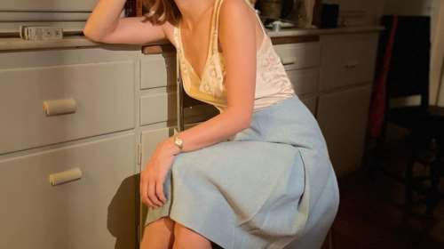 Νατάσα Εξηνταβελώνη: Η chic εμφάνιση με magenta βελούδινο κοστούμι