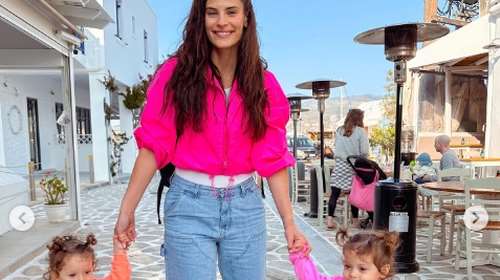 &quot;Η ζωή στο νησί&quot;: Οι φωτογραφίες της Χριστίνας Μπόμπα με τις κόρες και τους φίλους της