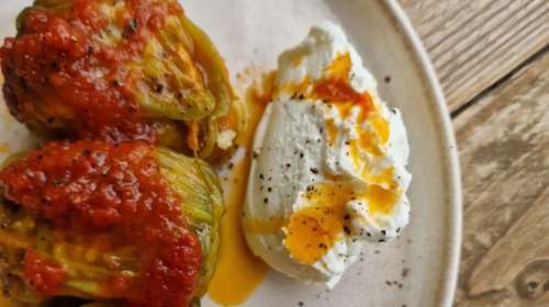 Σούπερ καλοκαιρινό πιάτο: Κόκκινοι κολοκυθοανθοί με ρύζι, λαχανικά και γιαούρτι