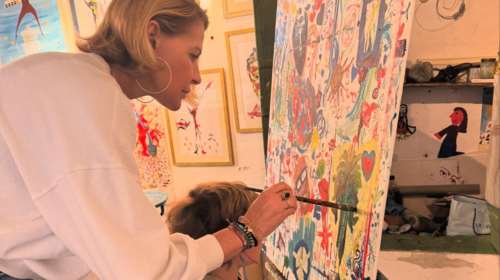 Ξέγνοιαστες στιγμές για την Τζένη Μπαλατσινού: Ζωγραφίζει μαζί με τον μικρό γιο της [εικόνες]