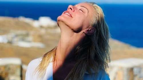 Ζέτα Μακρυπούλια: Γιόρτασε τα γενέθλιά της χωρίς... μακιγιάζ - Πόζαρε με φόντο τη θάλασσα, φορώντας λευκό λινό shirt dress