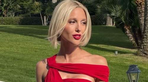 Lady in red η Μαρία Ολυμπία: Το αρχαιοελληνικό φόρεμα Dior, η πανάκριβη τσάντα και τα παπούτσια που δεν περιμέναμε να φορέσει