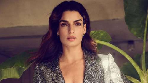 Τόνια Σωτηροπούλου: Φόρεσε το πιο στιλάτο μίντι φόρεμα με παγιέτες - Θεϊκό με ντραπέ λεπτομέρειες