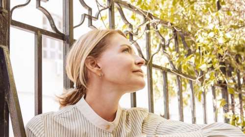 Τζένη Μπαλατσινού: Η casual εμφάνιση με τζιν καμπάνα και κομψό πουκάμισο και το τατουάζ στο δάχτυλο