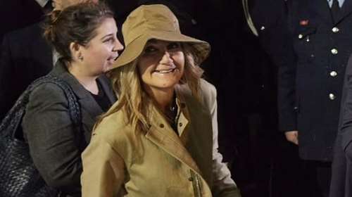 Μαρέβα Γκραμπόφσκι Μητσοτάκη: Με μπεζ κερωμένη καπαρντίνα και bucket hat στη Θεσσαλονίκη