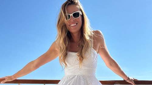 Η Μαριέττα Χρουσαλά ποζάρει με το μαγιό της και μας εύχεται καλό μήνα