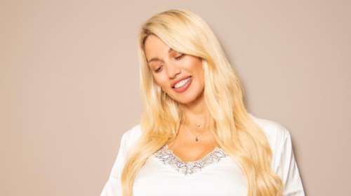 H Κωνσταντίνα Σπυροπούλου στο πρώτο ολόσωμο στιγμιότυπο, 15 ημέρες μετά τη γέννηση του γιου της