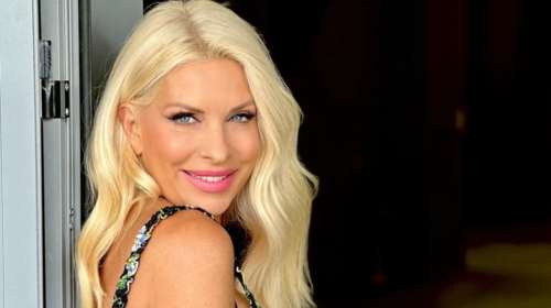 Η Ελένη Μενεγάκη επέλεξε το πιο κομψό και διαχρονικό beach cover up