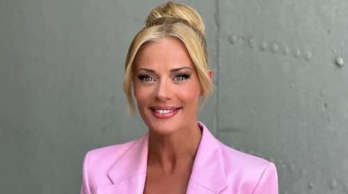 Το απόλυτο barbie girl η Ζέτα Μακρυπούλια: Η εμφάνιση στην ΤV με ροζ κοστούμι Victoria Beckhan και girly μπούστο