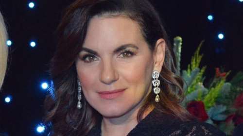 Όλγα Κεφαλογιάννη: Η απίθανη πλισέ δαντελένια φούστα που συνδύασε με τουίντ μεσάτο σακάκι