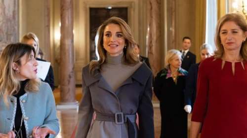 Σαν ιταλίδα σταρ στη Ρώμη η βασίλισσα Ράνια: Το όμπρε off-shoulder παλτό και οι over the knee μπότες