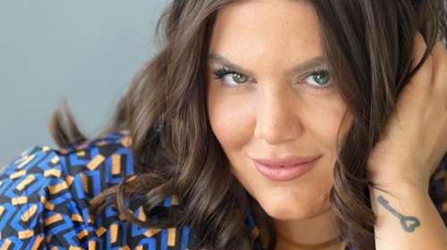 Δανάη Μπάρκα: Η βραδινή εμφάνιση με strapless crop top γεμάτο παγιέτες