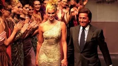 Συγκινεί το "αντίο" της Σίντι Κρόφορντ στον Valentino: Υπήρξε αληθινός μετρ της τέχνης του