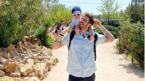 Άκης Πετρετζίκης: Στην κουζίνα με τον γιο του Αχιλλέα, φτιάχνει κουρουδάκια με κρέμα [εικόνες]