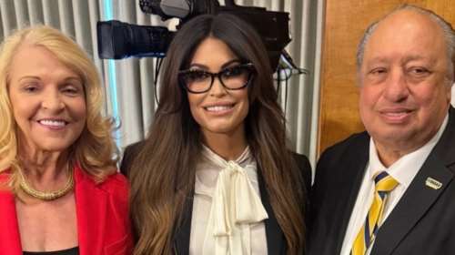 Έτοιμη για Αθήνα η Γκιλφόιλ: Ποζάρει με μέλη της ελληνικής ομογένειας και δηλώνει &quot;περήφανη&quot; [εικόνες - βίντεο]