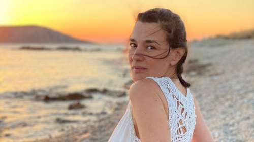 Η Μαρία Ναυπλιώτου, μία θεά, με μαύρο μπικίνι και τυρμπάν πάνω σε σκάφος [εικόνες]