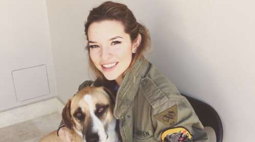 Η εγκυμονούσα Εριέττα Κούρκουλου Λάτση έκανε την τρίτη δόση του εμβολίου κατά του κορονοϊού [Εικόνα]