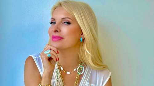 Ελένη Μενεγάκη: Χαλαρώνει στην πισίνα με animal print μπικίνι και δείχνει το απίθανο κορμί της