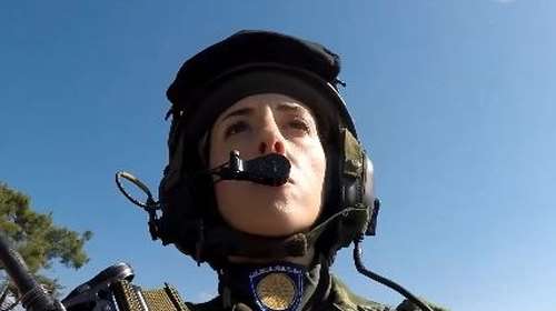 28η Οκτωβρίου: Το αγέρωχο βλέμμα της χειρίστριας άρματος μάχης στη στρατιωτική παρέλαση της Θεσσαλονίκης [βίντεο]